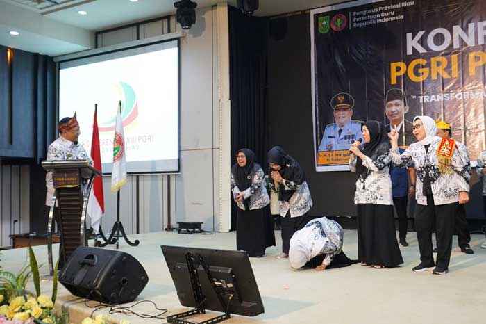 Empat guru di Riau mendapat hadiah umroh dari Pj Gubernur Riau SF Hariyanto saat acara Konferensi PGRI di Pekanbaru, Sabtu (13/7/2024)