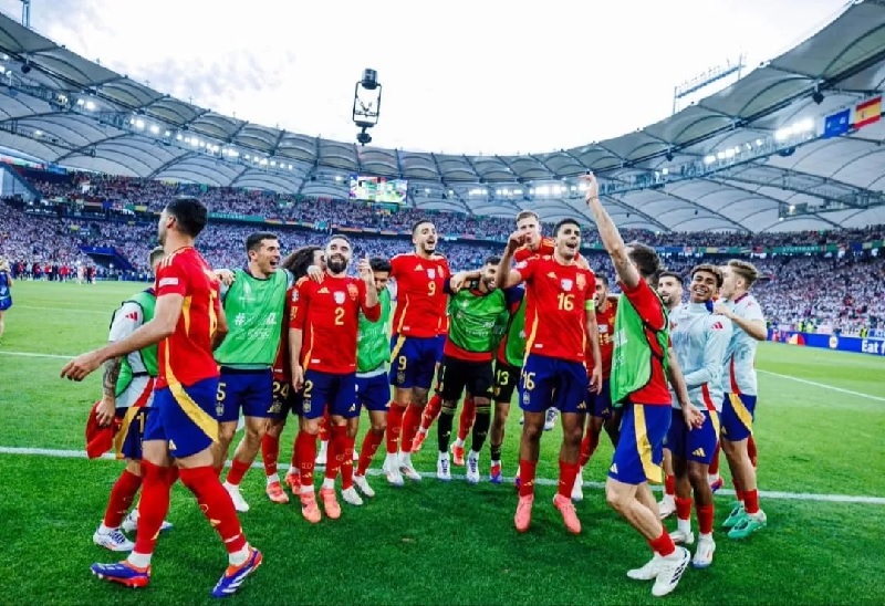 Skuad Timnas Spanyol merayakan kemenangan atas Jerman di perempatfinal Euro 2024 Jerman.
