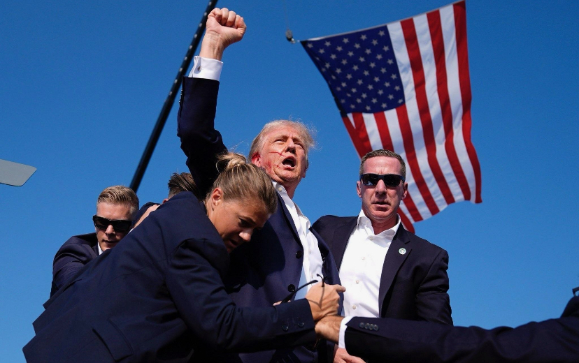 Tangkapan layar sesaat setelah Donald Trump ditembak ketika kampanye.