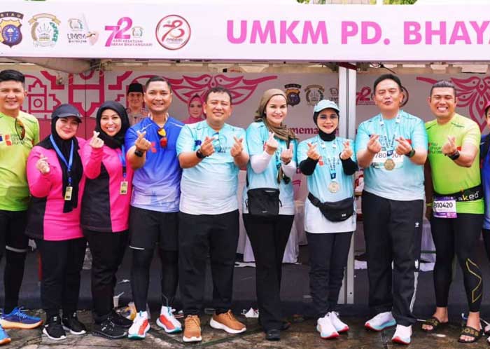 Kapolda Riau Irjen Pol M Iqbal (dua dari kanan) dan istri Nindya M Iqbal foto bersama Dirkrimsus Polda Riau Kombes Pol Nasriadi (5 dari kiri) saat mengunjungi gerai UMKM .