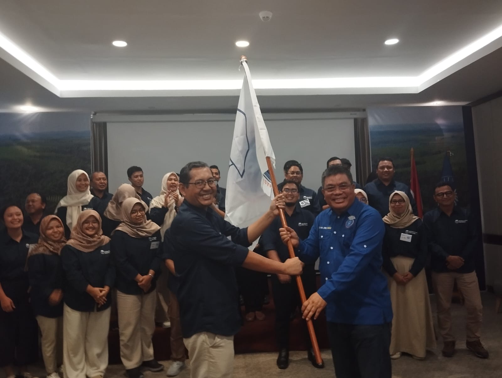 Ketua DPD HA IPB Riau, Dr Mamun Murod (kanan,red) menyerahkan bendera petaka kepada Hari Gunawan yang terpilih sebagai Ketua DPC HA IPB Pelalawan.