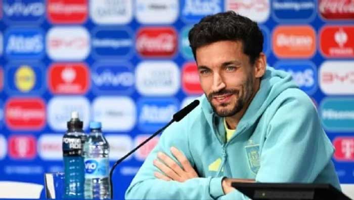 Jesus Navas menemani pelatih Spanyol, Luis de la Fuente dalam sesi pers pre-match final EURO 2024.