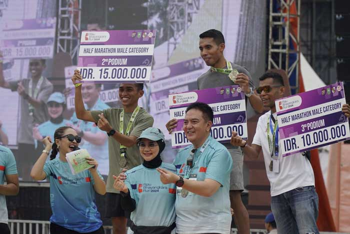 Kapolda Riau Irjen Pol Mohammad Iqbal dan Istri Nindya M Iqbal berfoto bersama para pemenang Riau Bhayangkara Run 2024 kategori 21K, Ahad (14/7/2024).