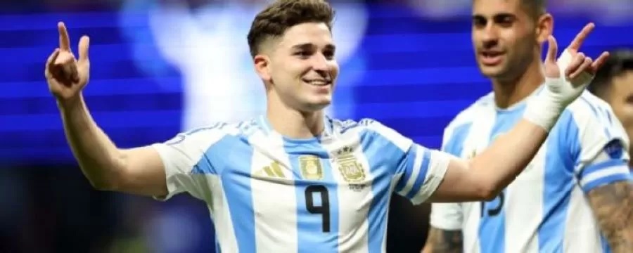 Julian Alvarez melakukan selebrasi usai mencetak gol bagi Argentina ke gawang Kanada.