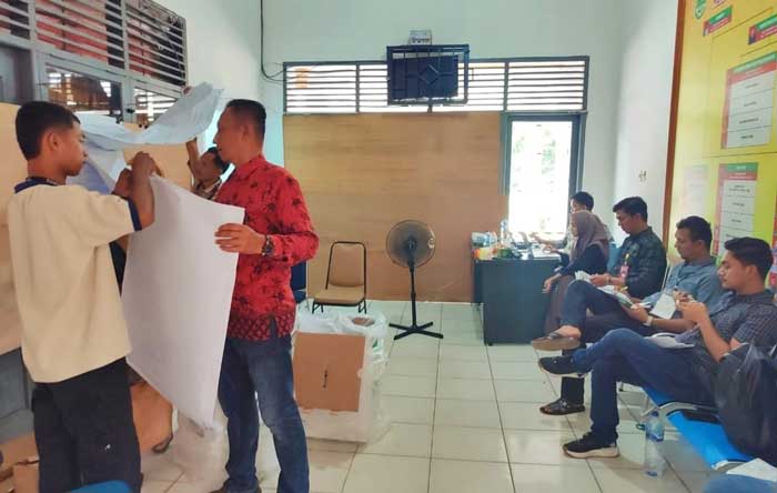 Petugas PPS Desa Tambusai Utara terlihat sedang membacakan hasil reka suara saat hadiri rapat pleno rekapitulasi hasil penghitungan suara pada PSU Pemilu 2024.