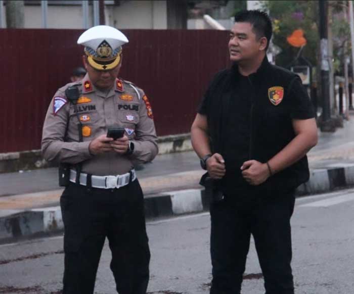 Kasat Reskrim Polresta Pekanbaru Kompol Bery Juana Putra (kanan) bersama Kasatlantas Polresta Pekanbaru Kompol Alvin saat pengamanan Iven Riau Bhayangkara Run 2024, Ahad (17/7/2024).