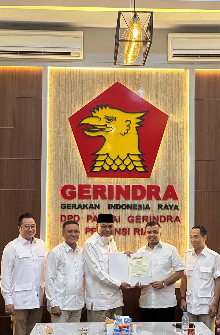 Ustadz Suhaidi didampingi pengurus DPC Inhil menerima surat tugas pencalonan sebagai Bakal Calon Bupati Inhil, Ahad (14/7/24).