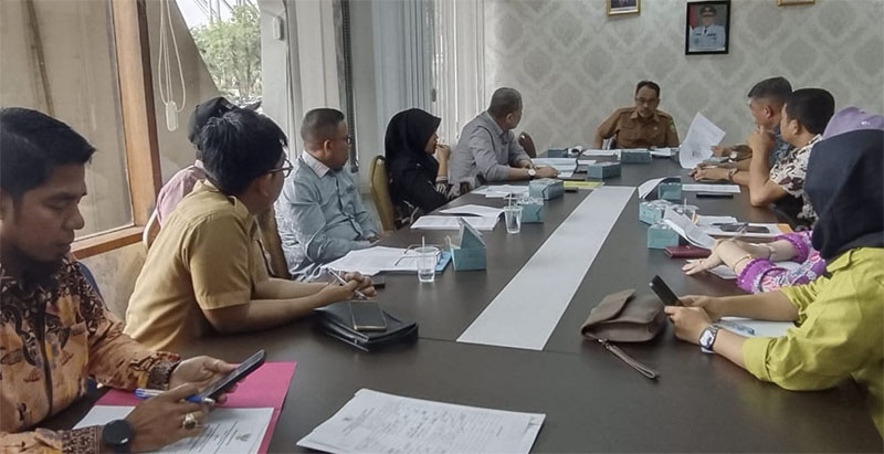 Bapemperda DPRD Rohil dan dari PMK Rohil saat melakukan rapat konsultasi dengan Biro Hukum Setdaprov Riau di Pekanbaru, Senin (15/7/2024).