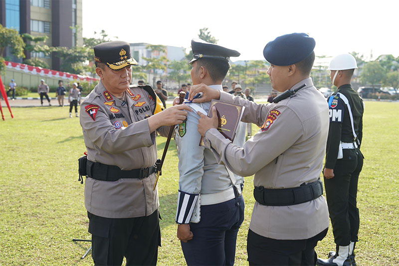 Kapolda Riau Irjen Pol Mohammad Iqbal saat menyematkan pita ke petugas Dishub yang ikut dalam Operasi Patuh Langang Kuning 2024, Senin (15/7/2024).