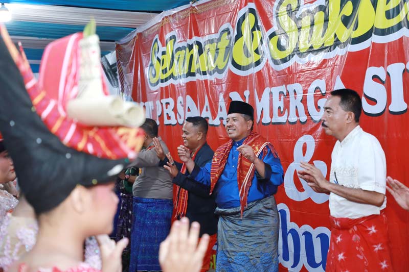 Bupati Siak Alfedri manortor saat menghadiri HUT ke-1 Persadaan Marga Silima dan rapat kerja tahunan di Gedung Jambore Kandis, Kabupaten Siak, Jumat (12/7/2024).