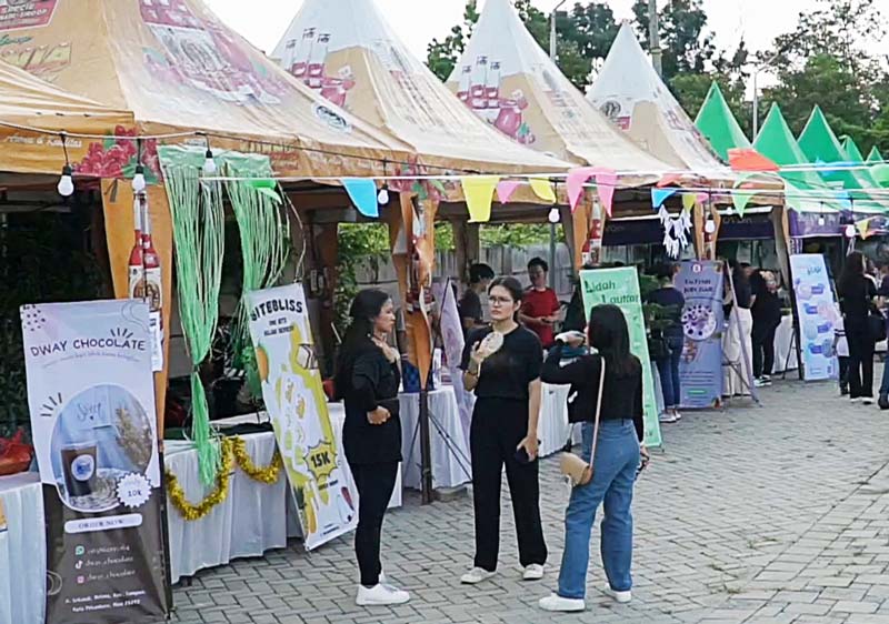 Stan UMKM di acara bazar akbar Pelita Indonesia diminati pengunjung di halaman kampus Jalan Srikandi Pekanbaru, Ahad (14/7/2024).