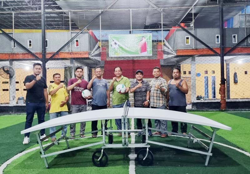 Ketua Pengprov Teqball Riau Moh Aminullah  (empat kanan) dan Sekretaris Pengprov El Yusril (tiga kanan) foto bersama dengan pengurus Pengprov Teqball Riau.