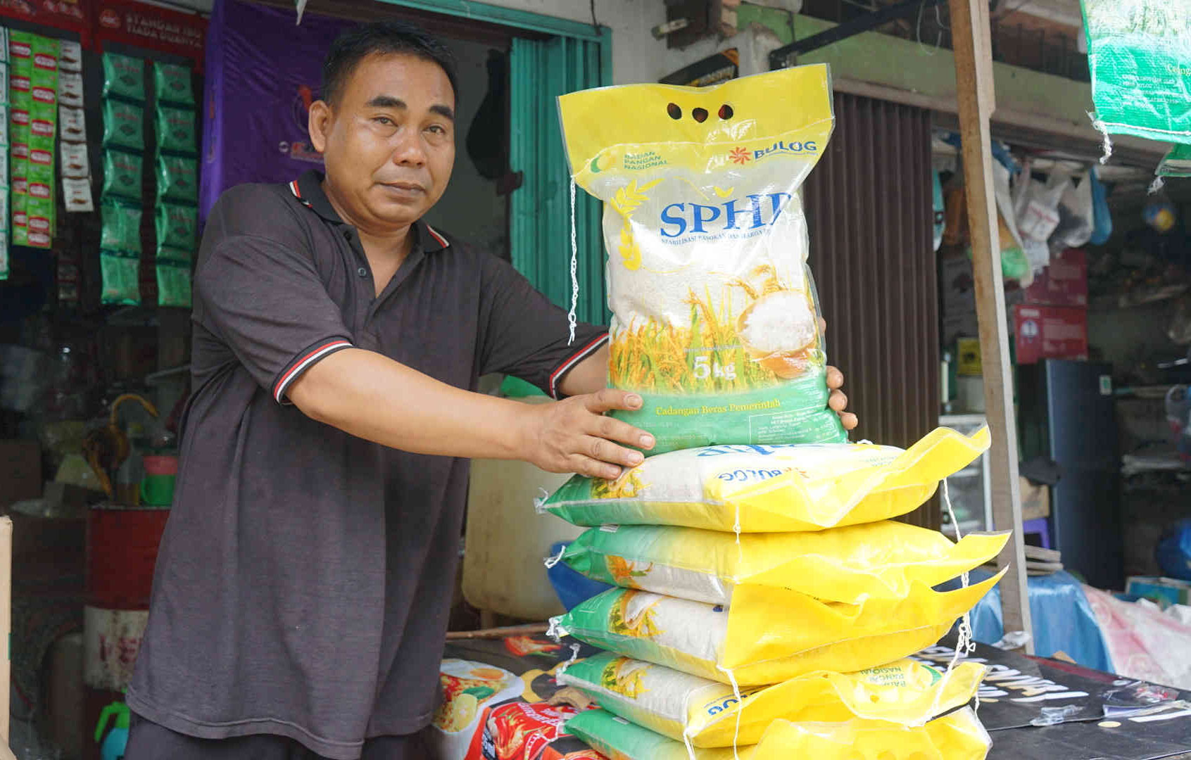 Pedagang menyusun beras SPHP yang dijualnya di Pasar Cik Puan Pekanbaru, Kamis (11/7/2024).