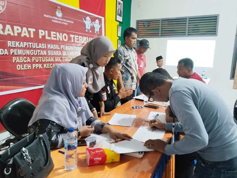 Sejumlah saksi partai politik menandatangani berita acara pelaksanaan rapat pleno hasil penghitungan PSU tingkat kecamatan pada PPK Tambusai Utara, Rokan Hulu,  Ahad (14/7/2024).