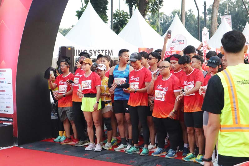 Para pelari bersiap untuk berlari dalam kegiatan J&T Connect Run di Plaza Parkir Timur, Gelora Bung Karno, Jakarta Pusat, Ahad (14/7/2024).