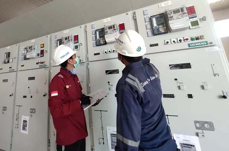 Dua pekerja mengatur transmisi listrik PLN untuk smelter nikel, beberapa waktu lalu.