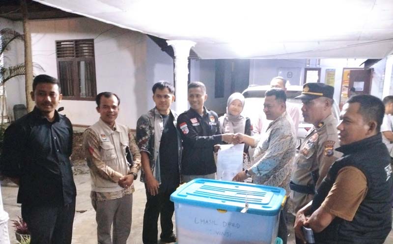 Ketua KPU Rohul Cepi Abdul Husen (tiga kanan) menerima logistik hasil rapat pleno rekapitulasi penghitungan perolehan suara pada PSU tingkat kecamatan.