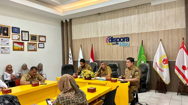 Ketua Panitia Turnamen Sepakbola sempena HUT ke-67 Provinsi Riau Rosdi SE MSi memimpin rapat persiapan di aula Dispora Riau, Jalan Sutomo, Pekanbaru, baru-baru ini.