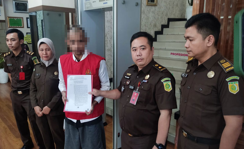 Kasi Pidum Kejari Pekanbaru M Arief Yunandi (dua kanan) menyerahkan Surat Ketetapan Penghentian Penuntutan (SKP2) kepada TLS yang mendapatkan Restorative Justice (RJ), Senin (15/7/2024).