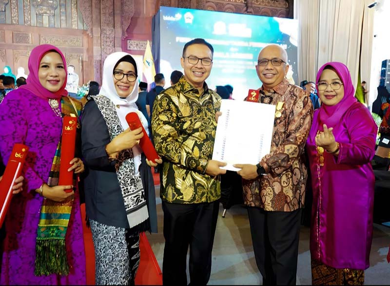 Kepala BKKBN RI Dr (HC) dr Hasto Wardoyo menyerahkan sertifikat penghargaan Dharma Karya Kencana kepada Direktur PT Nusalima Medika.