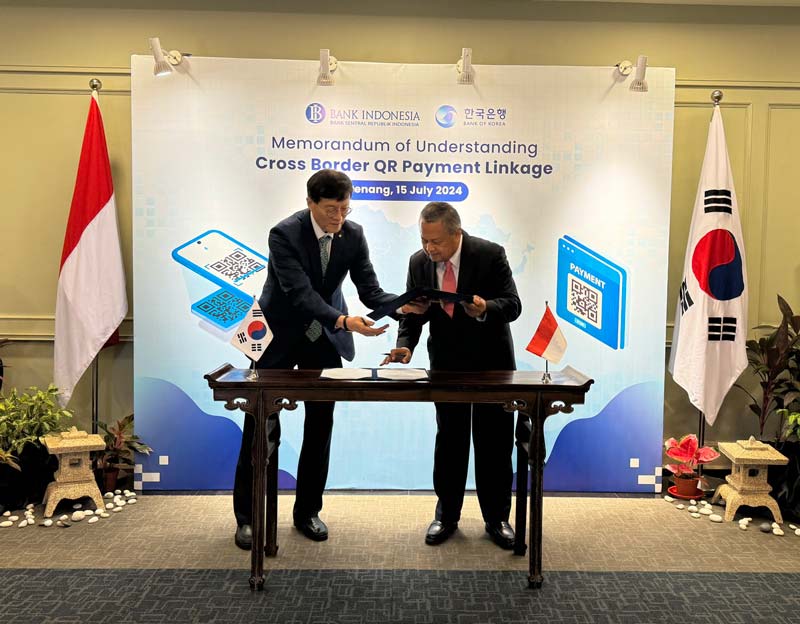 Gubernur Bank of Korea Ree Chanh-yong (kiri) dan Gubernur Bank Indonesia Perry Warjiyo memperkuat kolaborasi dengan menandatangani nota kesepahaman pembayaran berbasis QR code.