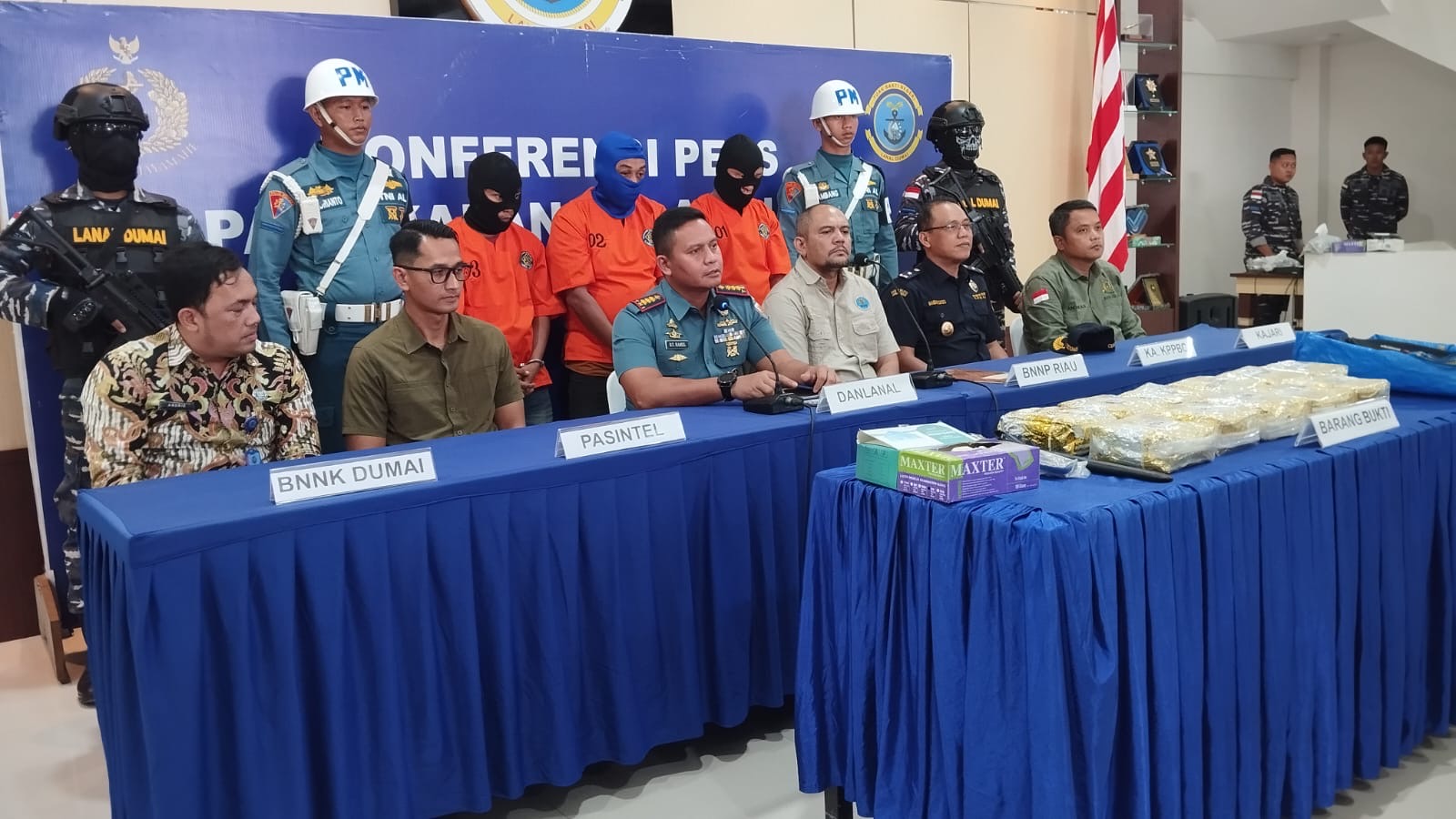 Danlanal Dumai, Kolonel Laut (P) Boy Yopi Hamel melakukan press release di Mako Lanal berkaitan upaya menggagalkan penyeludupan Narkoba dilakukan oleh tim F1QR Lanal Dumai.