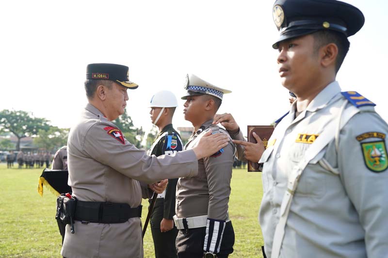 Kapolda Riau Irjen Pol Mohammad Iqbal memasang pita pada personel yang bertugas pada Operasi Patuh Lancang Kuning 2024, Senin (15/7/2024).