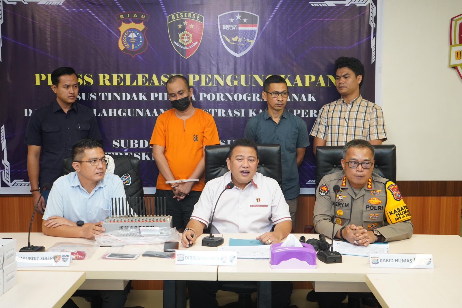 Dirkrimsus Polda Riau Kombes Pol Nasriadi didampingi Kabid Humas Polda Riau Kombes Pol Hery Murwono dan Kasubdit Siber Ditreskrimsus Polda Riau Kompol Fajri saat ekspos, Selasa (16/7/2024).