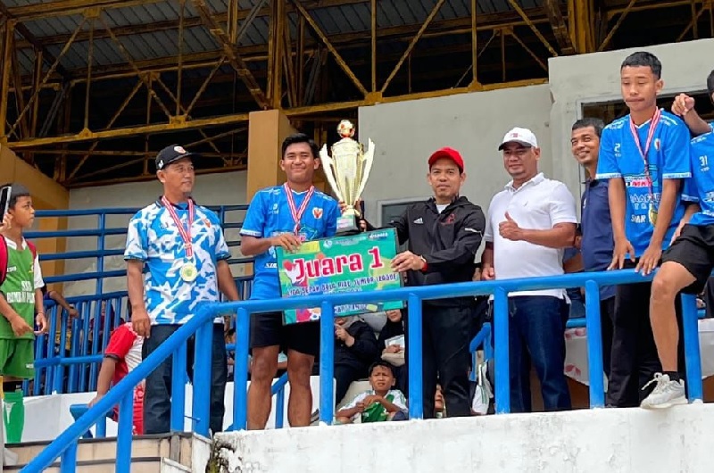 Kadispora Riau Erisman Yahya, menyerahkan iala Riau Junior League (RJL) U-18 yang diraih SSB Garuda Junior setelah memuncaki klasemen RJL U18 di Stadion Kaharuddin Nasution Rumbai, Ahad  (14/7/2024).