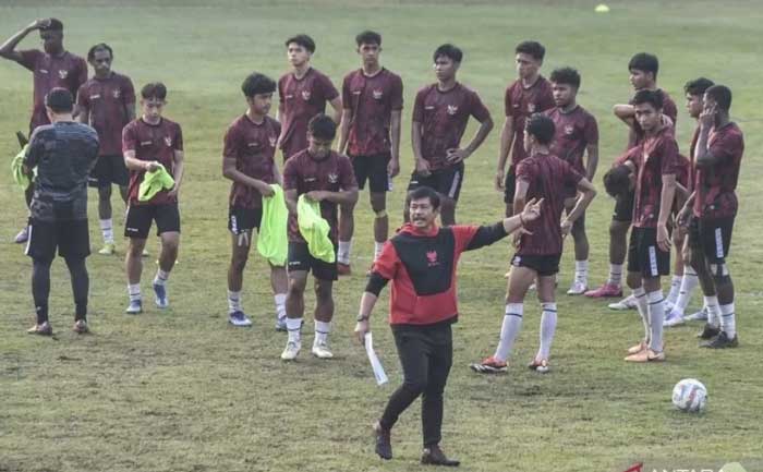 Indra Sjafri memimpin latihan Timnas U-19 di Jakarta.