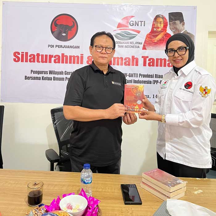 Dewi Juliani bersama prof  Dr Ir rokhimin dahuri saat silaturahmi GNTI Riau.