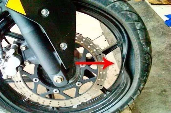 Ilustrasi: Velg peyang bisa bikin motor jadi nggak stabil.