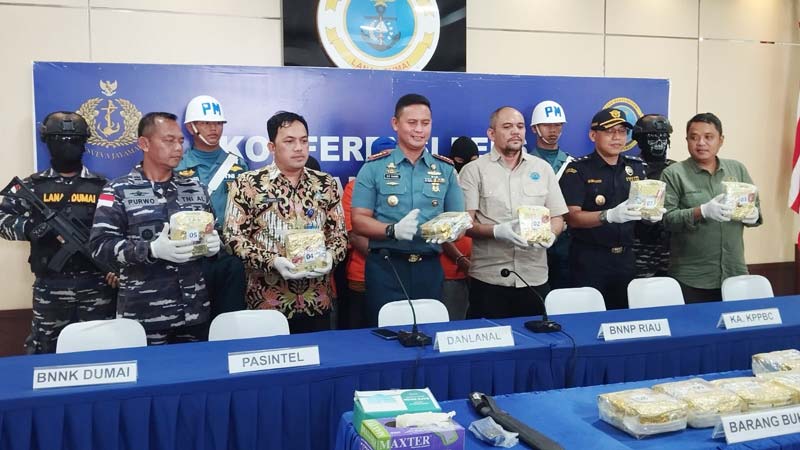 Komandan Pangkalan TNI Angkatan Laut Dumai Kolonel Laut (P) Boy Yopi Hamel didampingi sejumlah unsur lainnya memperlihatkan barang bukti penyeludupan sabu Malaysia di Mako Lanal, Dumai, Selasa (16/7).
