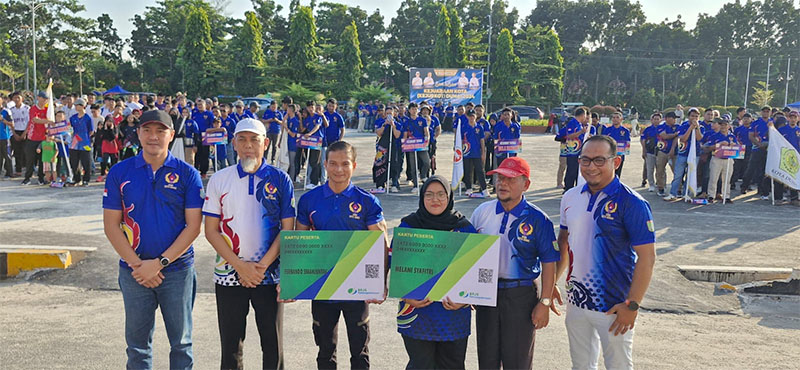 Wali Kota Dumai H Paisal, Kepala BPJS Ketenagakerjaan Iwan Kurniawan dan Ketua KONI Agustiawan foto bersama atlet usai penyerahan kartu peserta BPJS Ketenagakerjaan, Sabtu (13/7/2024).
