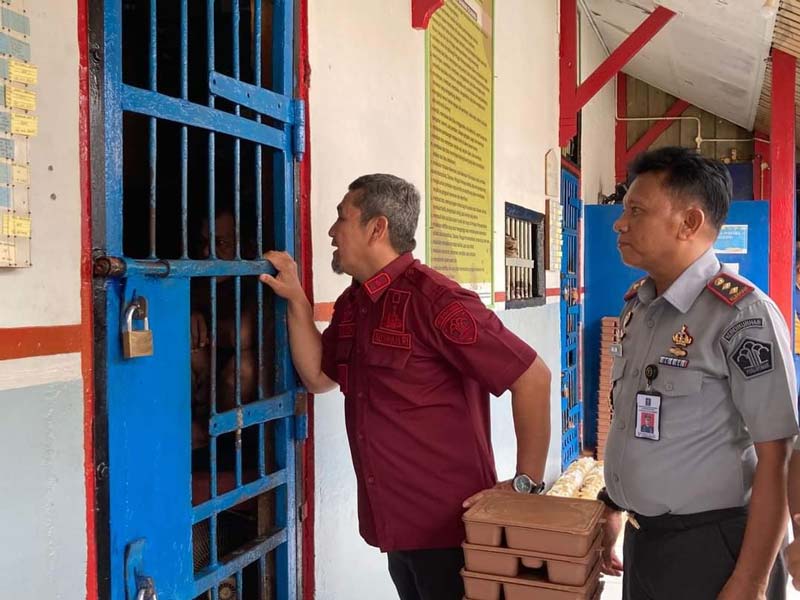 Kadivpas Kanwil Kemenkumham Riau Ali Syeh Bana melihat ke dalam ruang tahanan saat melakukan kunjungan kerja ke Lapas Kelas IIB Teluk Kuantan.