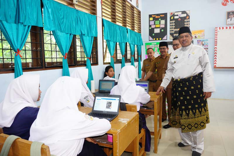 Bupati Siak Alfedri meninjau penggunaan chromebook oleh pelajar SMPN 1 Mempura, Kabupaten Siak, Senin (15/7/2024).