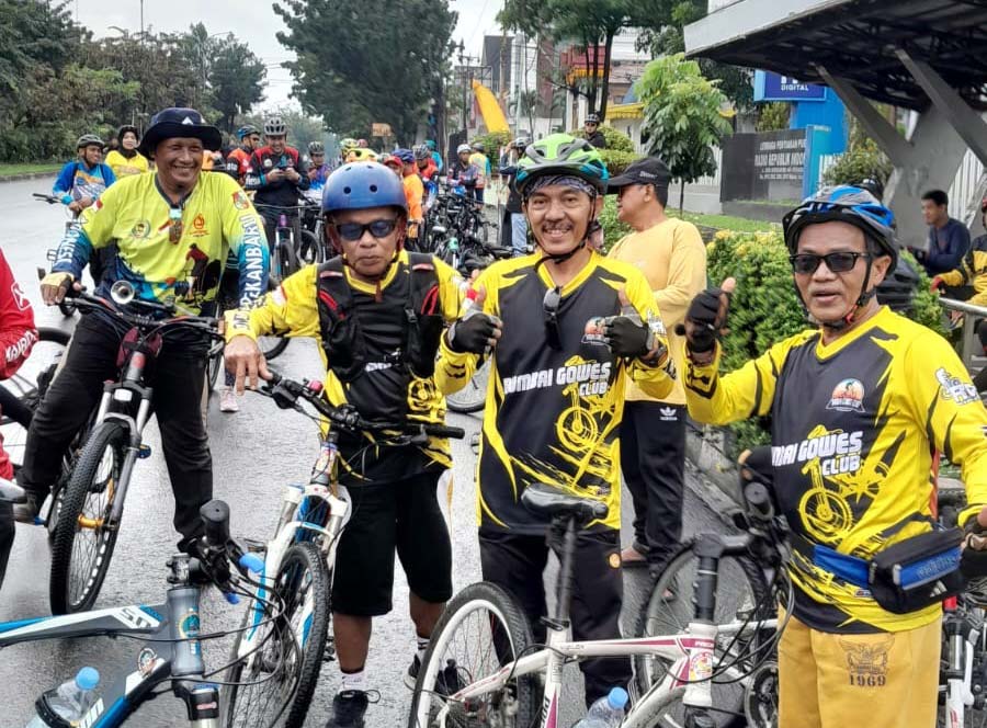Anggota komunitas Rumbai Gowes Club foto bersama usai mengikuti gowes, beberapa waktu lalu.