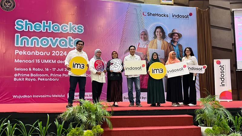 Pimpinan Indosat dan pengisi acara berfoto bersama dalam acara SheHacks Innovate yang digelar di Prime Park Hotel Pekanbaru, Selasa (16/7/2024).