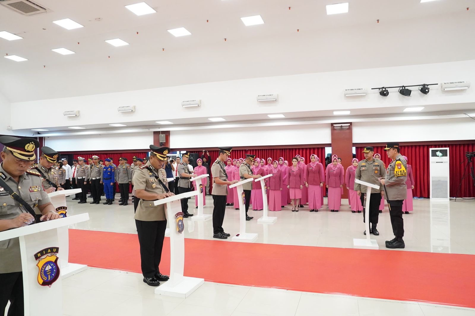 Kapolda Riau Irjen Pol Mohammad Iqbal (kanan) saat memimpin Sertijab 4 jabatan perwira menengah Polda Riau, Kamis (18/7/2024).