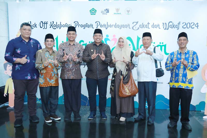 Bupati Siak Alfedri foto bersama usai menerima piagam di  Kementerian Agama Republik Indonesia, Jakarta, Selasa (16/7/2024).