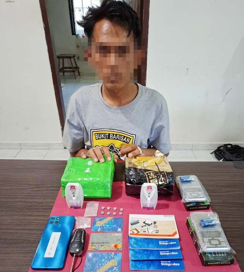 Pelaku AH (32) saat diamankan Ditres Narkoba Polda Riau, Rabu (17/7/2024).