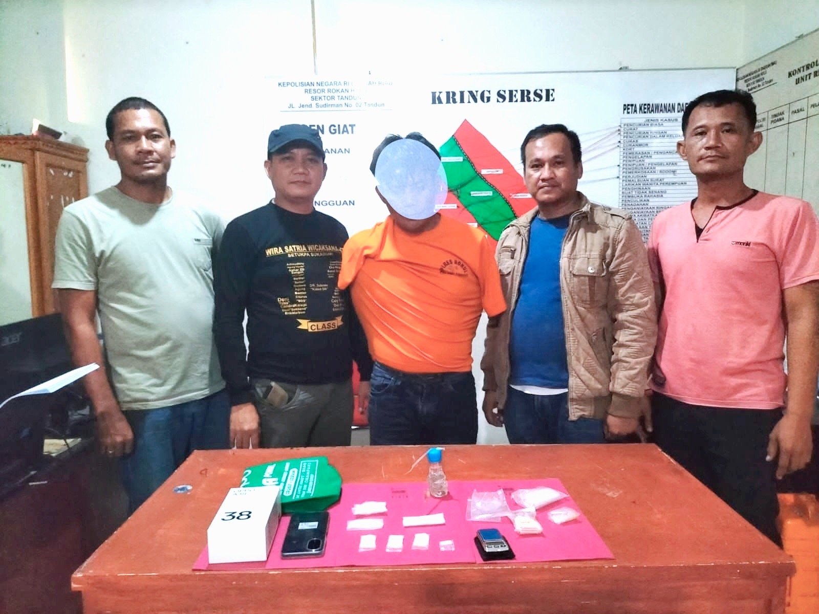 Kapolsek Tandun Iptu Lof Lasri Nosa SH (dua kiri) didampingi penyidik menunjukkan barang bukti dan tersangka HS kepemilikan narkoba jenis Sabu di Mapolsek Tandun, Kamis (17/7/2024).