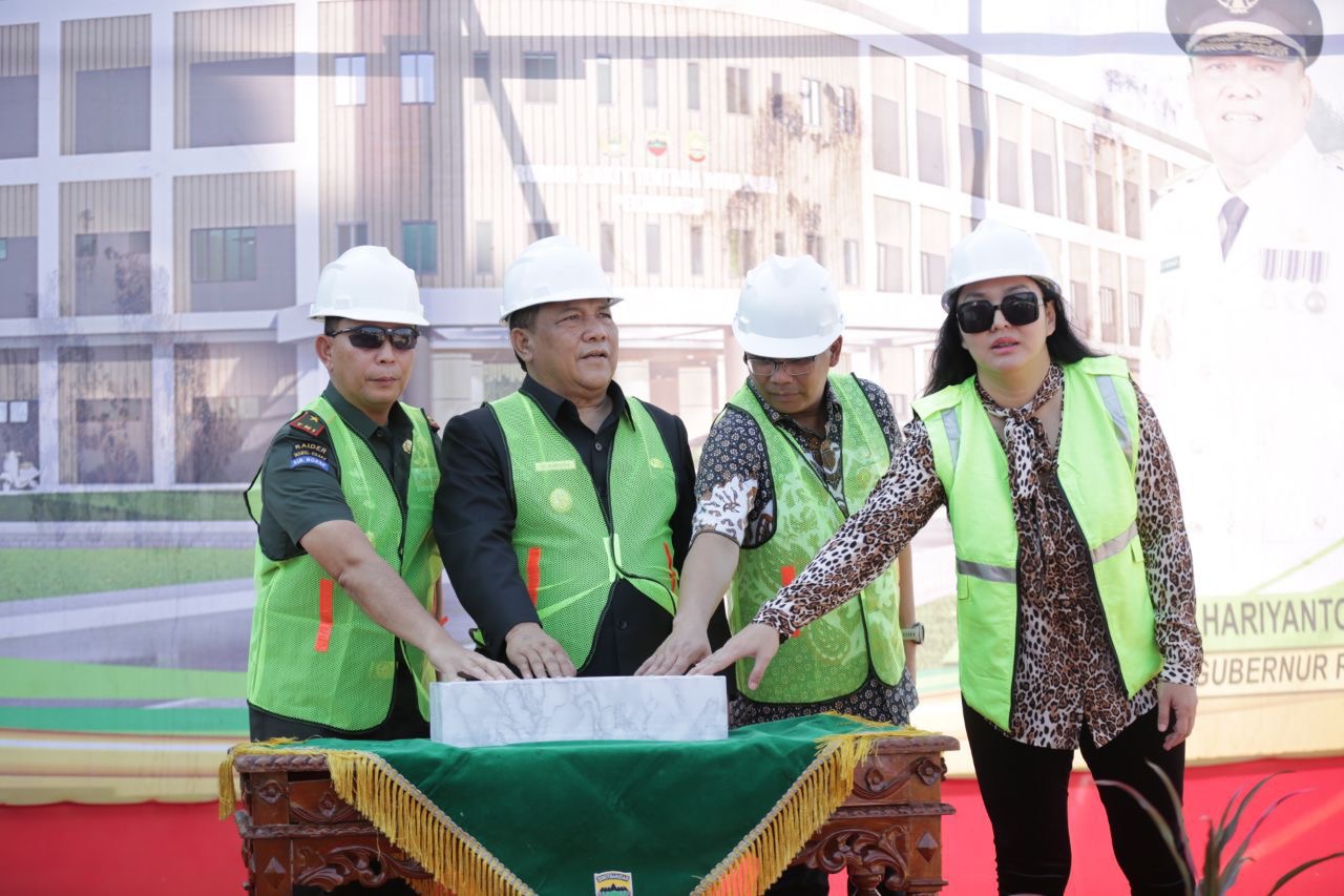 Pj Gubri SF Hariyanto dan Danrem/031 Wirabima Brigjen TNI Dany Rakca melakukan ground breaking RS Tentara di Pekanbaru, Kamis (18/7/2024).