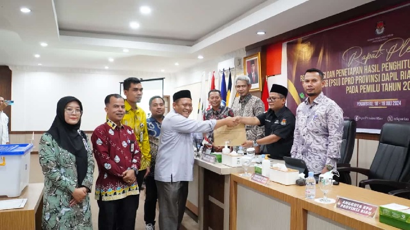 Penyerahan berkas PSU dari KPU Rohul kepada KPU Riau yang diterima langsung Ketua KPU Riau Rusidi Rusdan di Kantor KPU Riau dalam agenda pleno rekapitulasi dan penetapan hasil PSU Rohul, Kamis (18/7).