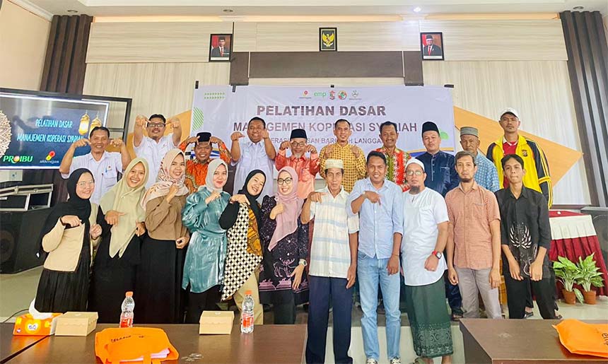 Manajemen EMP Bentu Limited bersama Upika Langgam dan pengurus Koperasi Tetesan Barokah Langgam berfoto bersama usai pembukaan pelatihan dasar manajemen koperasi syariah di Kantor Camat Langgam (18/7/
