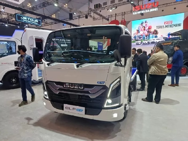 Isuzu Elf EV tampil di ajang GIIAS 2024.