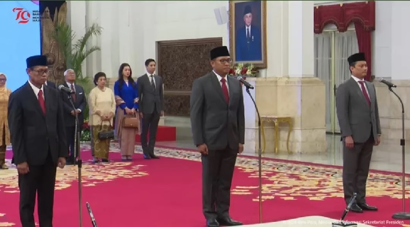 Presiden Joko Widodo (Jokowi) resmi melantik tiga Wakil Menteri (Wamen) baru Kabinet Indonesia Maju di Istana Negara, Jakarta, Kamis (18/7/2024).