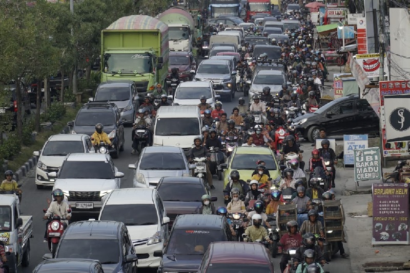 Kemacetan arus lalu lintas kendaraan bermotor di Jalan HR Soebrantas menuju simpang jalan SM Amin. Kamis (18/7/2024).