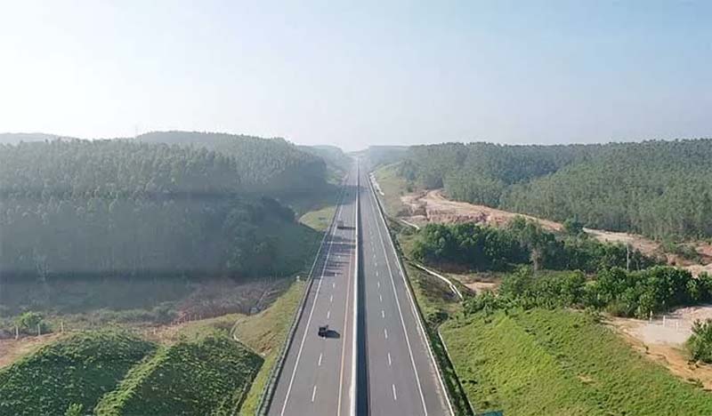Salah satu ruas Jalan Tol Trans Sumatera diambil dari foto di udara.