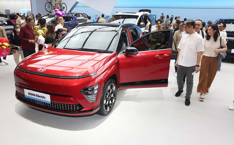 Pengunjung mengamati All-New Kona Electric di booth Hyundai Gaikindo Indonesia International Auto Show (GIIAS) 2024, ICE Tangerang Banten, Kamis (18/7/2024).
